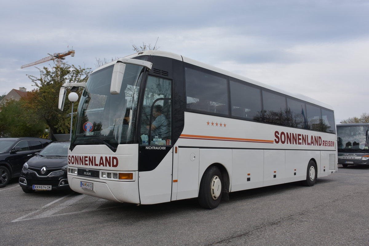 MAN Lion`s Coach von Sonnenland Reisen aus sterreich 09/2017 in Krems.