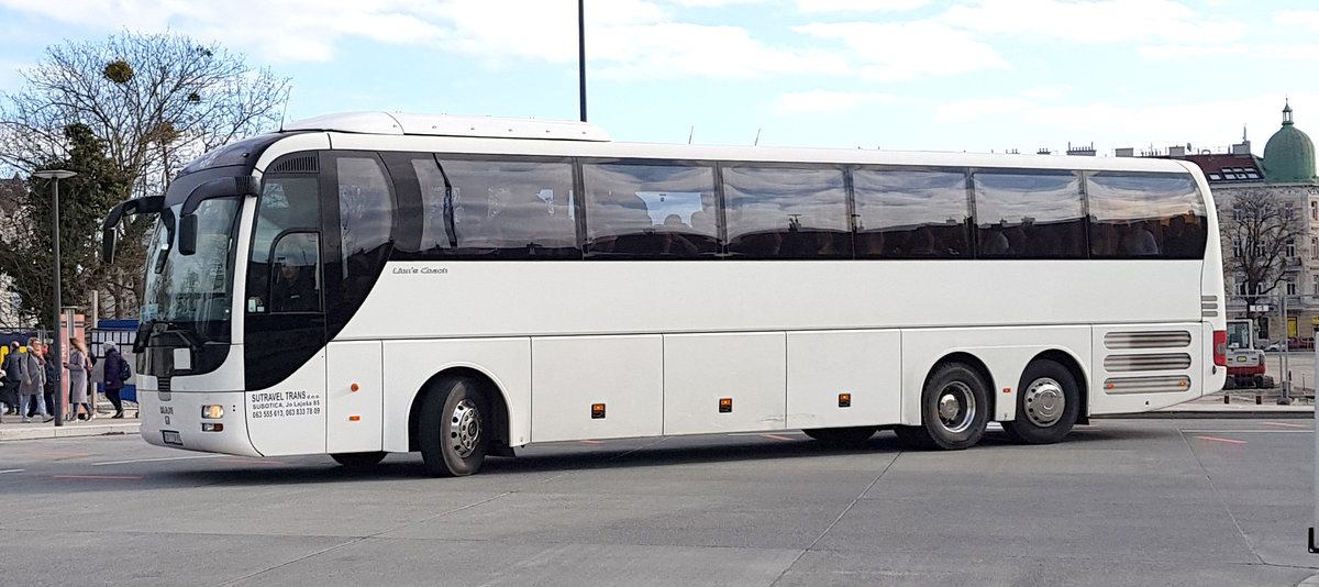 MAN Lion`s Coach von Sutravel Trans aus Subotica/Serbien steht am Busplatz von Schloss Schnbrunn, 11-2019