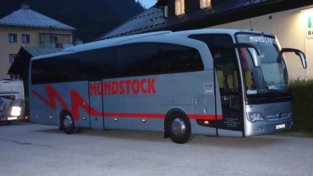 MB-Bus des Reiseunternehmens MUNDSTOCK steht auf einem Hotelparkplatz in Bischofswiesen im Juli 2015