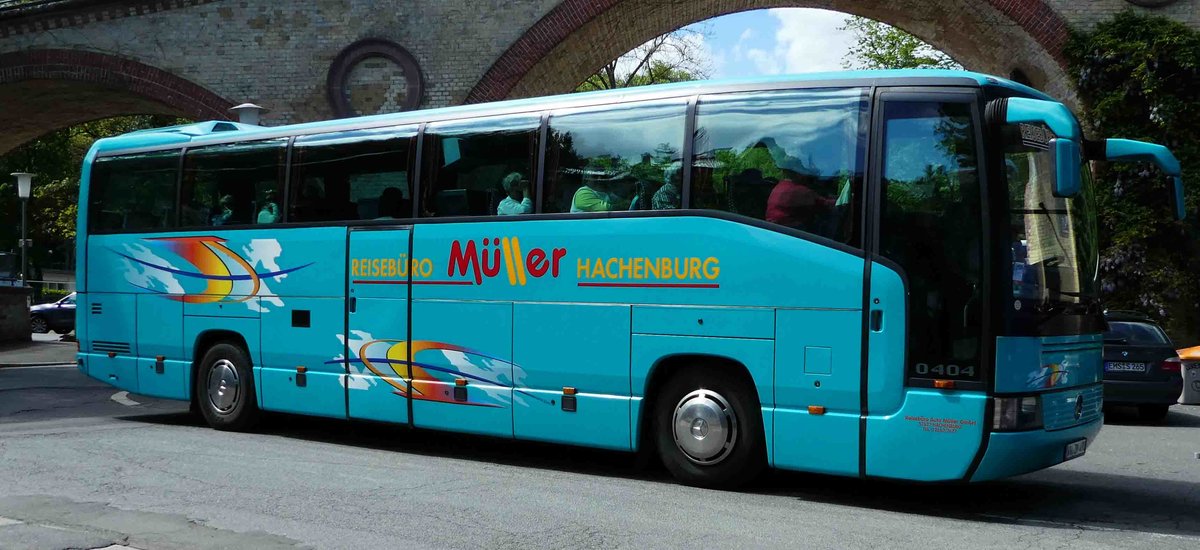 MB des Busunternehmens  MLLER  aus Hachenburg steht in Wiesbaden im Mai 2017