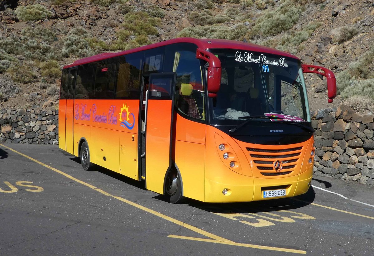 MB Farebus von LA MERCED CANARIAS BUS steht an der Talstation des Teide/Teneriffa, 01-2019