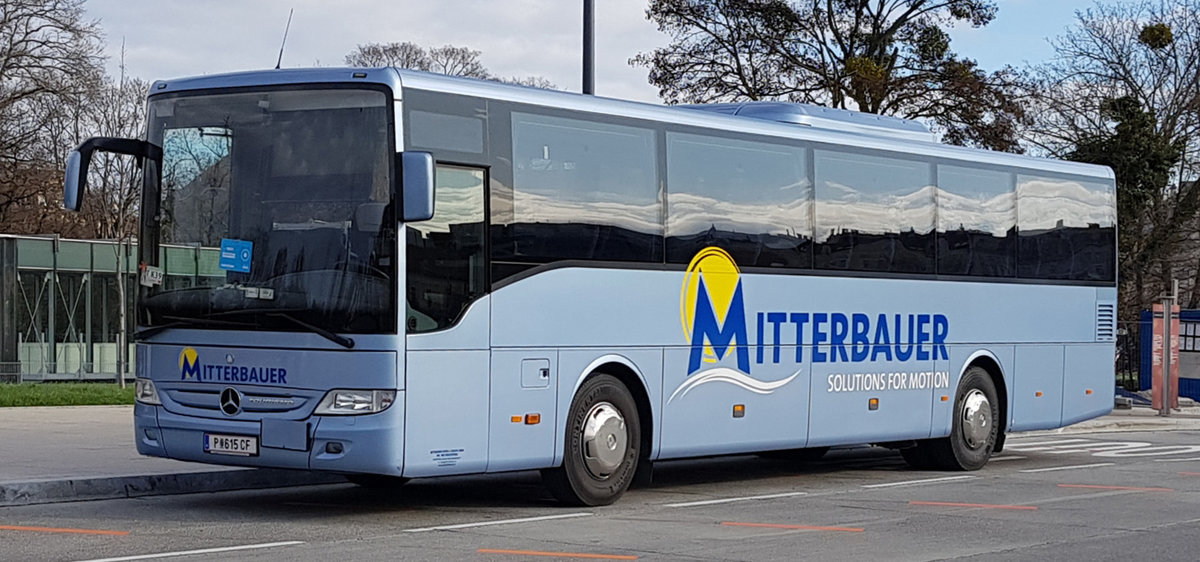 MB Tourismo des Busunternehmens MITTERBAUER steht auf dem Busparkplatz bei Schloss Schönbrunn im November 2019