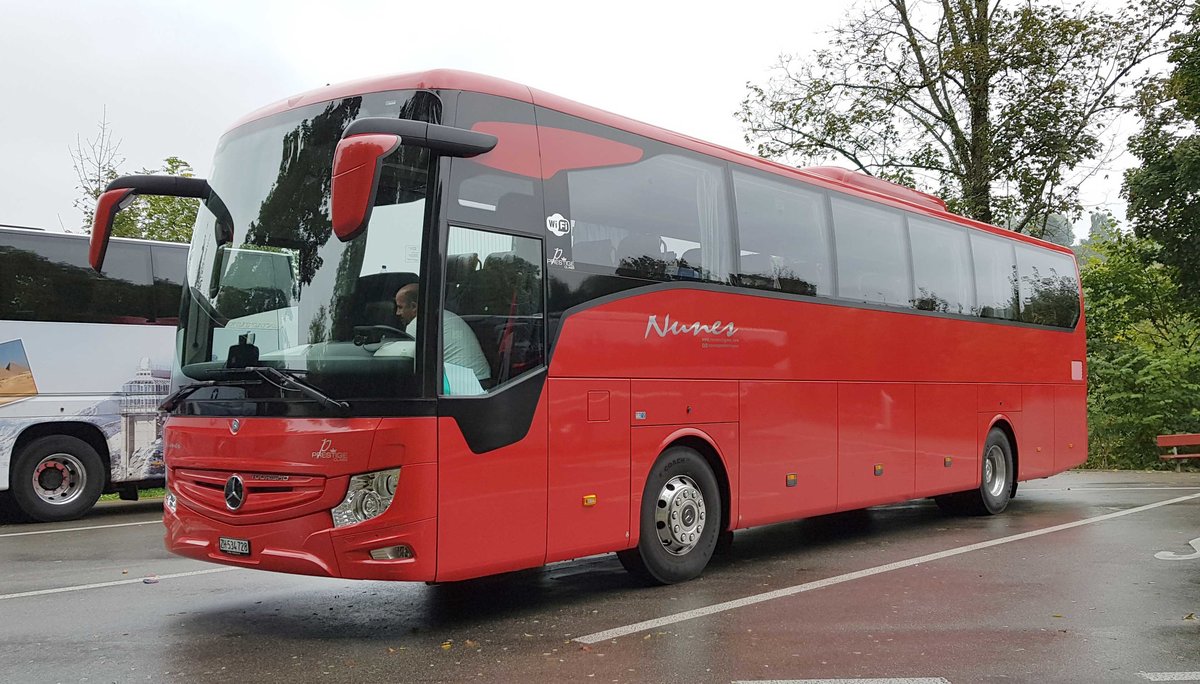 MB Tourismo vom Reisedienst NUNES aus Zürich steht am Rheinfall im Oktober 2019