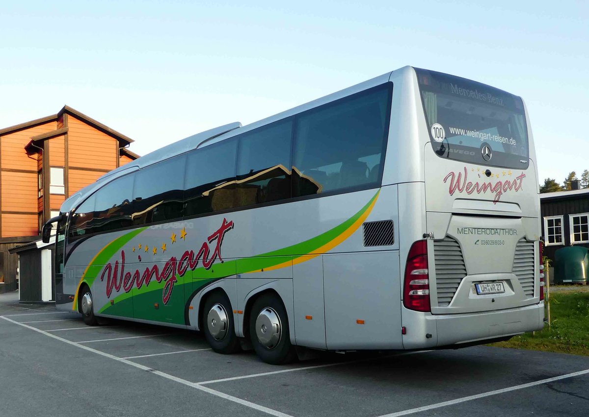 MB Travego des Busunternehmens steht im August 2017 in Dombas/Norwegen