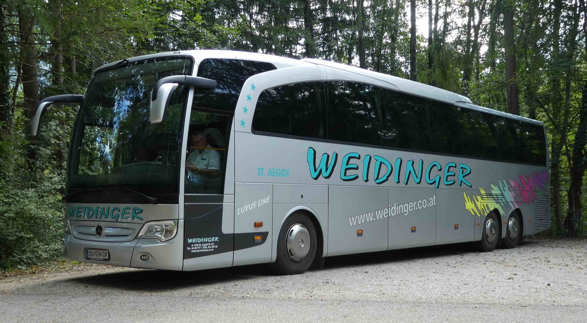 MB Travego des Busunternehmens WEIDINGER aus Austria steht auf dem Parkplatz des Salzburger Freilichtmuseums, 09-2018