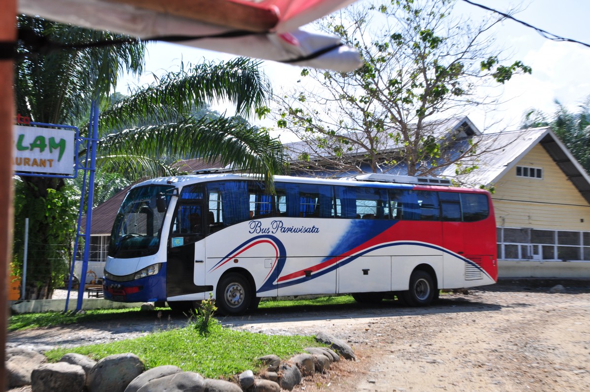 Mercedes Benz Linienbus in Nordsumatra im Juni 2014 gesehen.
