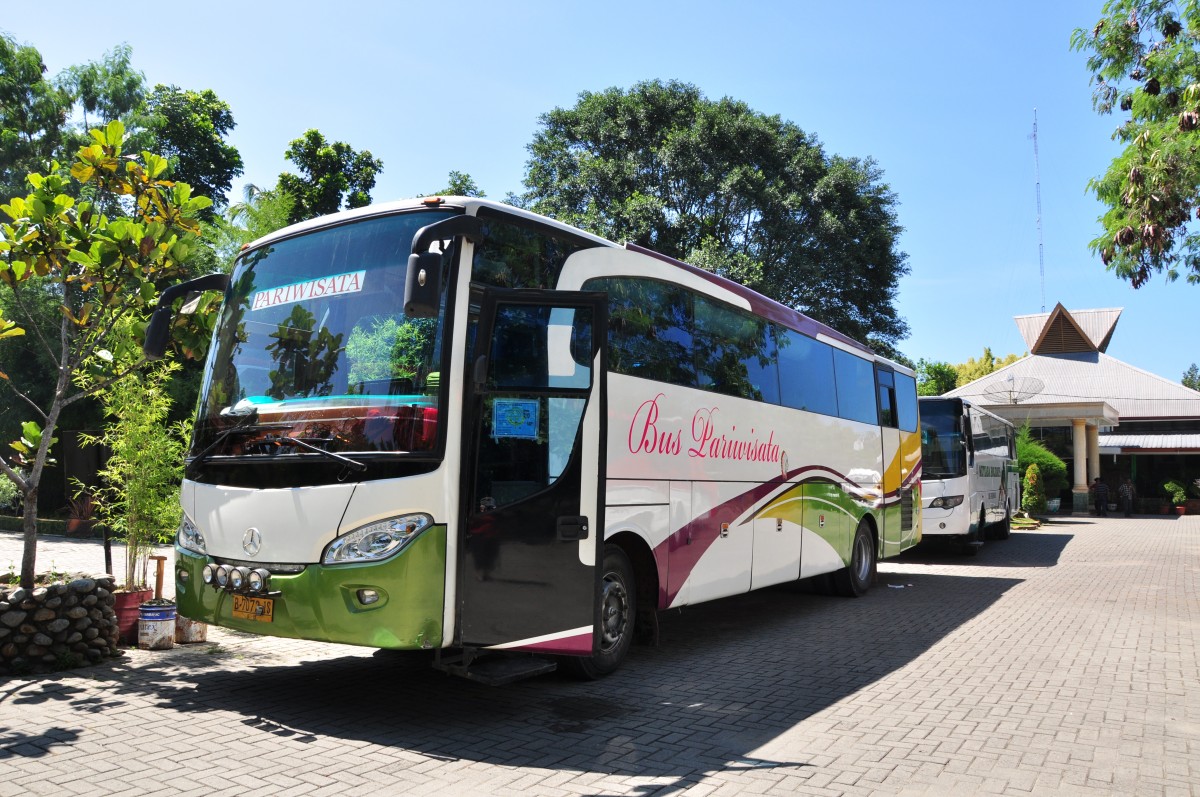 Mercedes Benz Linienbus in Nordsumatra im Juni 2014 gesehen.