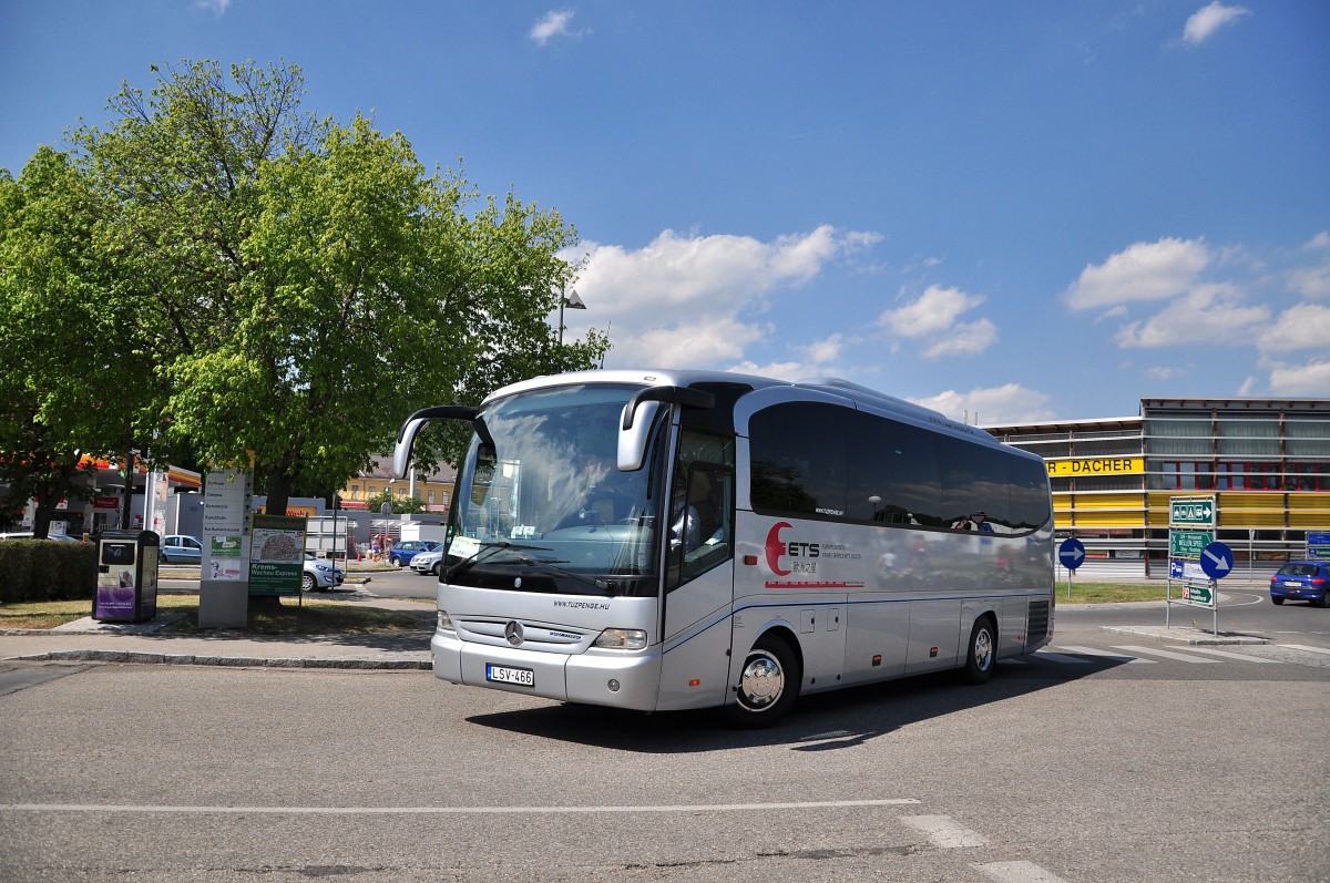 Mercedes Benz Tourino aus Ungarn am 23.Juni 2014 in Krems unterwegs.