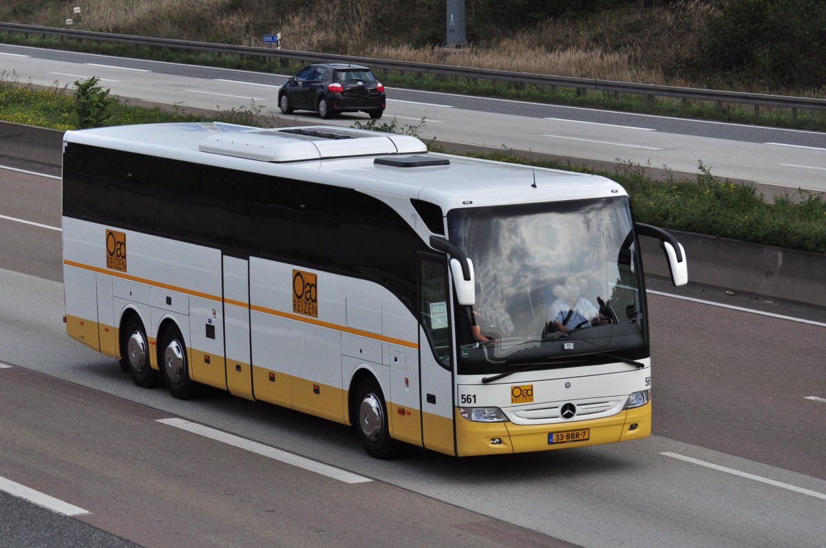 Mercedes Benz Tourismo aus den NL am 26.9.2013 auf der A5 beim Airport FRA/Main.