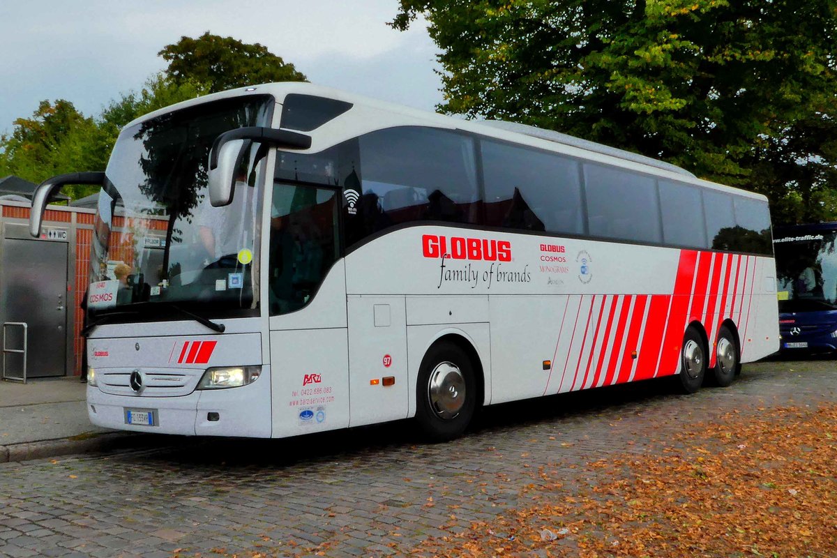 Mercedes Benz Tourismo von BARZI Globus steht im September 2018 in Lübeck