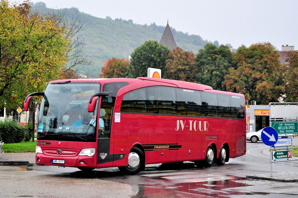 Mercedes Benz Travego von JV-Tour aus der CZ am 11.9.2014 in Krems gesehen.