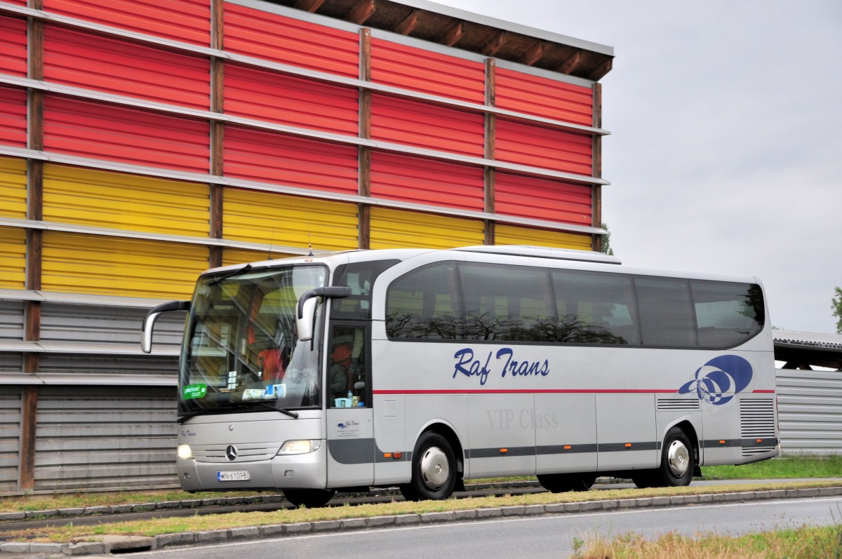 Mercedes Benz Travego von Raf Trans aus Polen am 17.Mai 2014 in Krems unterwegs.