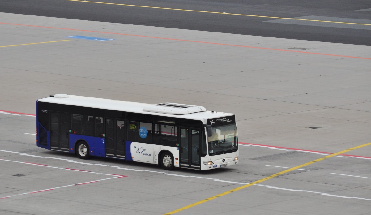MERCEDES CITARO Flugpassagiertransporter am Vorfeld von Frankfurt/Main Airport unterwegs.Foto von der Besucherterrasse,26.9.2013.