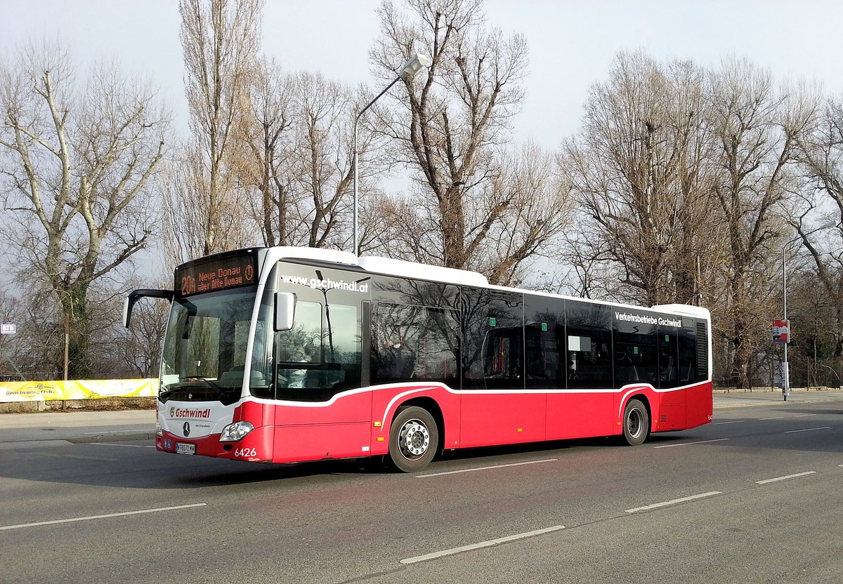 Mercedes Citaro von Gschwindl als Linienbus in Wien beim Donauturm gesehen.