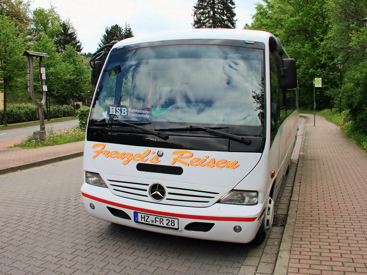 Mercedes Medio von Frenzel´s Reisen aus Deutschland in Harzgerode am 21. Mai 2017  ttig fr die HSB als Schienenersatzverkehr an der Haltestelle Alexisbad.