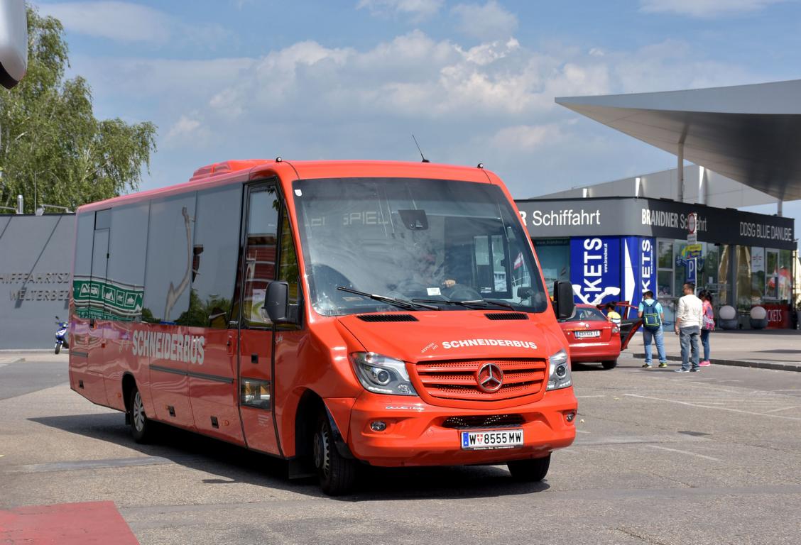 Mercedes Midibus von SCHNEIDERBUS Reisen aus Wien 06/2017 in Krems.