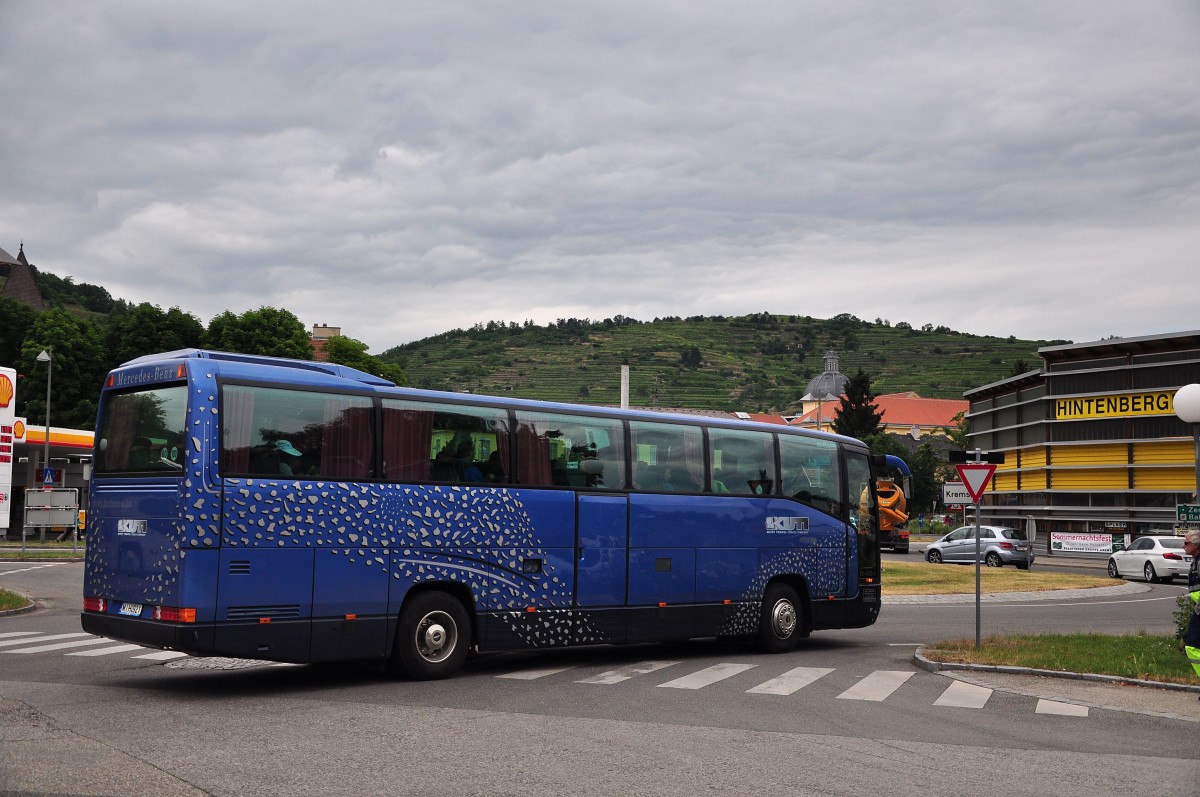 Mercedes O 404 von Kuti Reisen aus Ungarn im Juni 2015 in Krems.