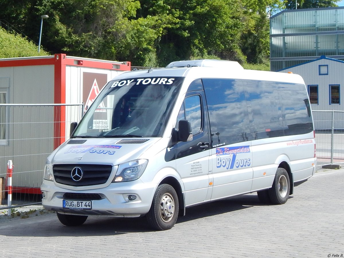 Mercedes Sprinter von BoyTours aus Deutschland im Stadthafen Sassnitz. 