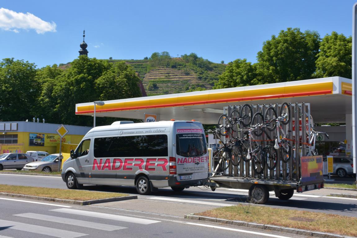 Mercedes Sprinter mit einem Radanhnger von NADERER Reisen aus sterreich 06/2017 in Krems.