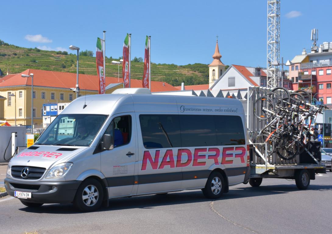 Mercedes Sprinter mit einem Radanhnger von NADERER Reisen aus sterreich 06/2017 in Krems.