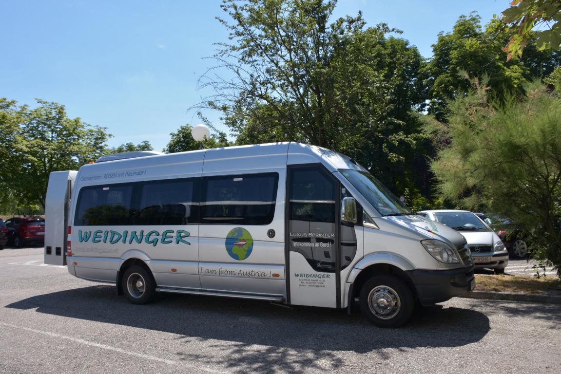 Mercedes Sprinter von Weidinger Reisen aus sterreich 06/2017 in Krems.
