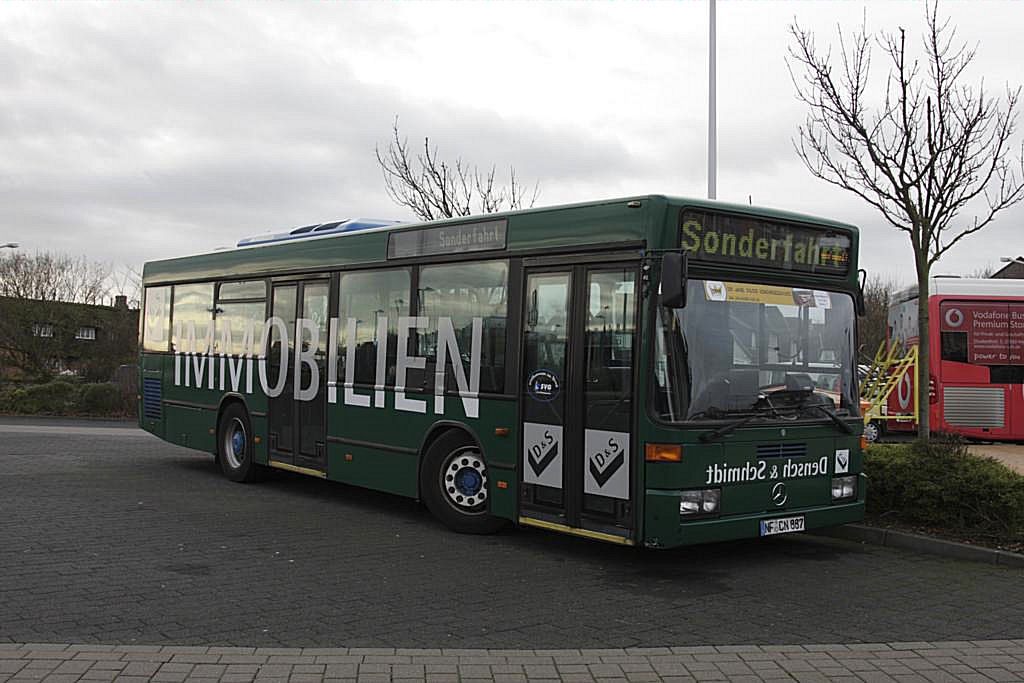 Mercedes Stadtbus der Fa. Deusch & Schmidt, Linien Verkehr fr die
Sylter Verkehrsgesellschaft SVG, am 23.11.2013 am ZOB in Westerland.