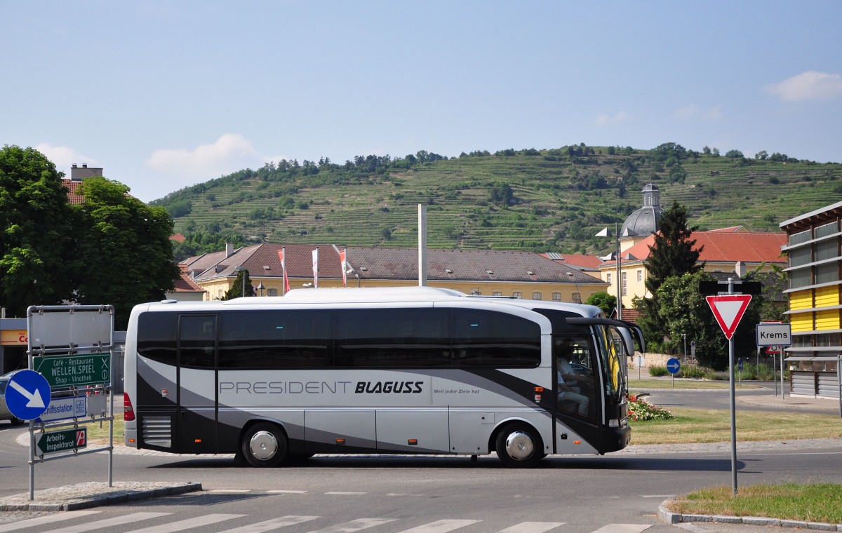 Mercedes Tourino von Blaguss Reisen aus sterreich im Juni 2015 in Krems unterwegs.