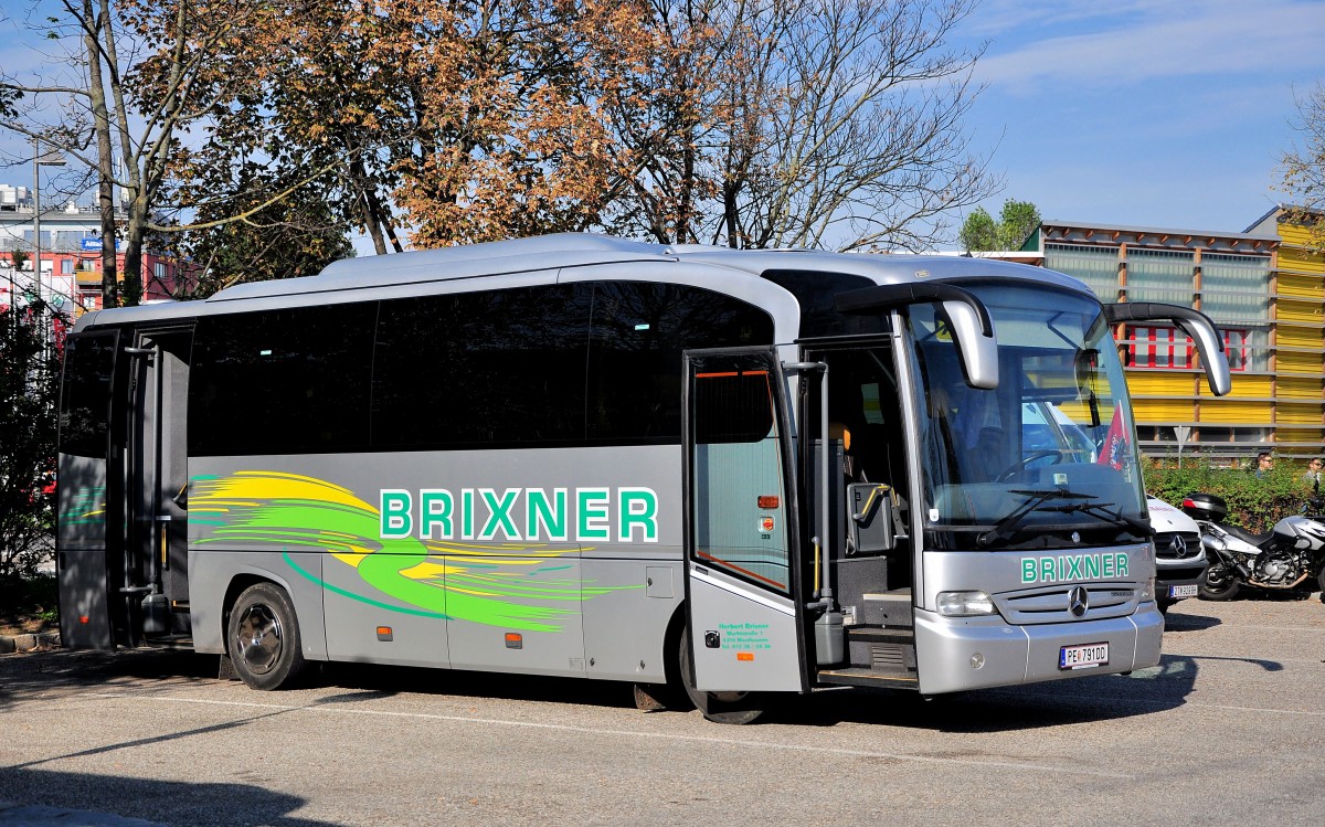 Mercedes Tourino von Brixner Reisen aus sterreich am 18.9.2014 in Krems gesehen.