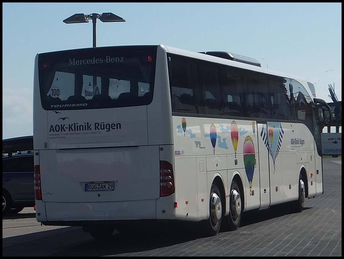 Mercedes Tourismo der AOK-Klinik Rgen im Stadthafen Sassnitz.