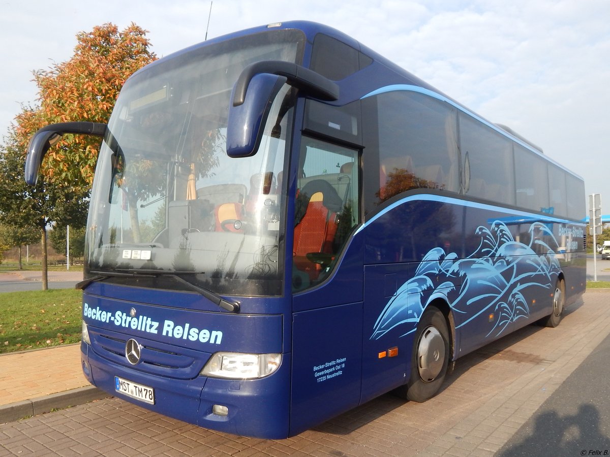 Mercedes Tourismo von Becker-Strelitz-Reisen aus Deutschland auf einem Rastplatz in Brandenburg.