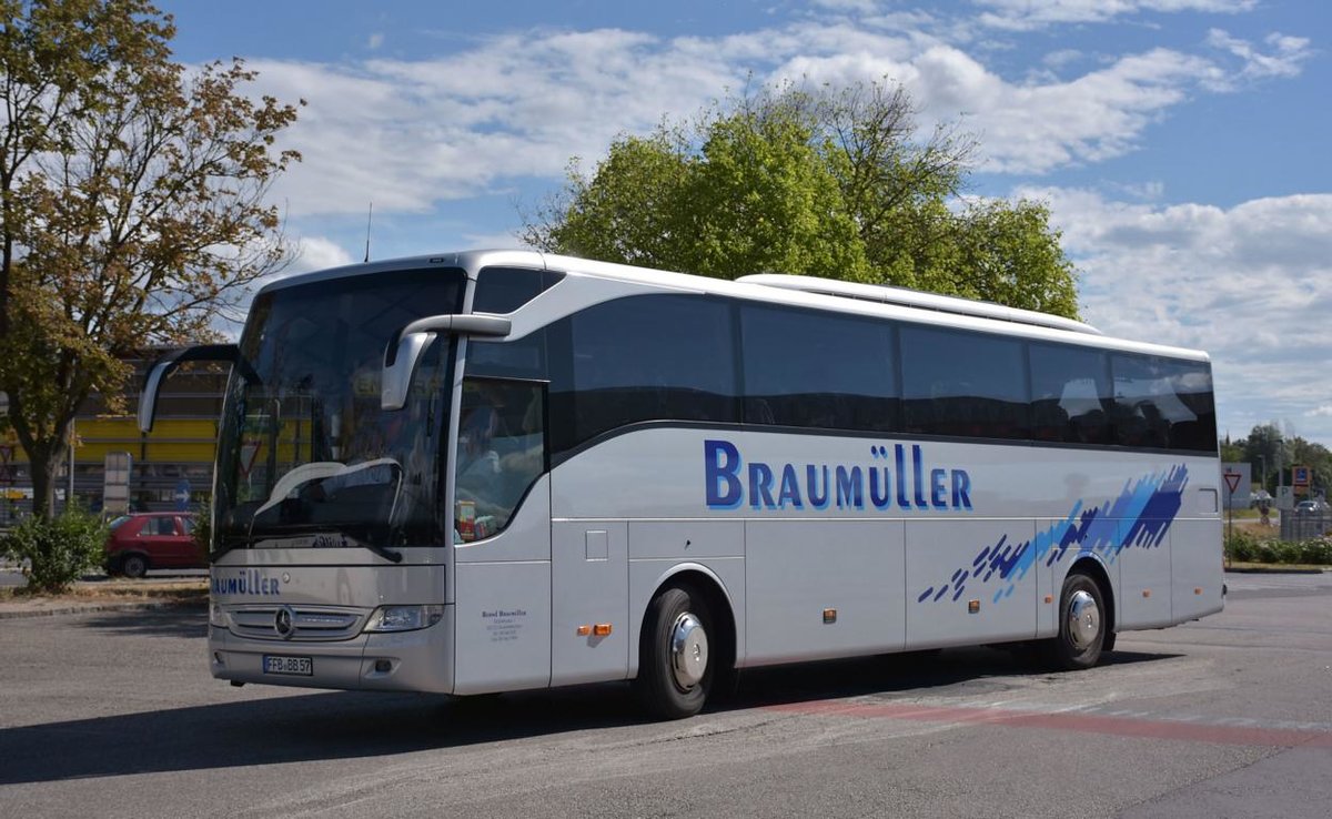 Mercedes Tourismo von Braumller Reisen aus der BRD 06/2017 in Krems.