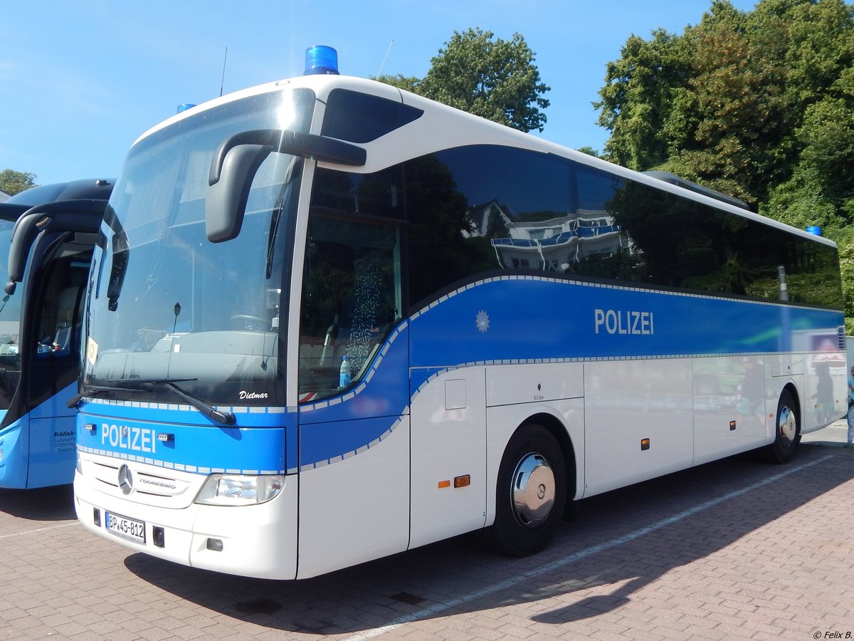 Mercedes Tourismo von der Bundespolizei aus Deutschland im Stadthafen Sassnitz. 