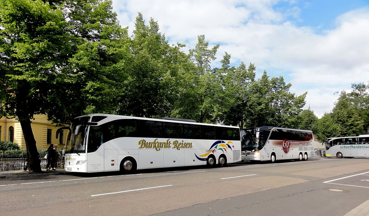 Mercedes Tourismo von Burkhardt Reisen aus der BRD beim Zoo in Leipzig am 29.Juli 2015 gesehen.