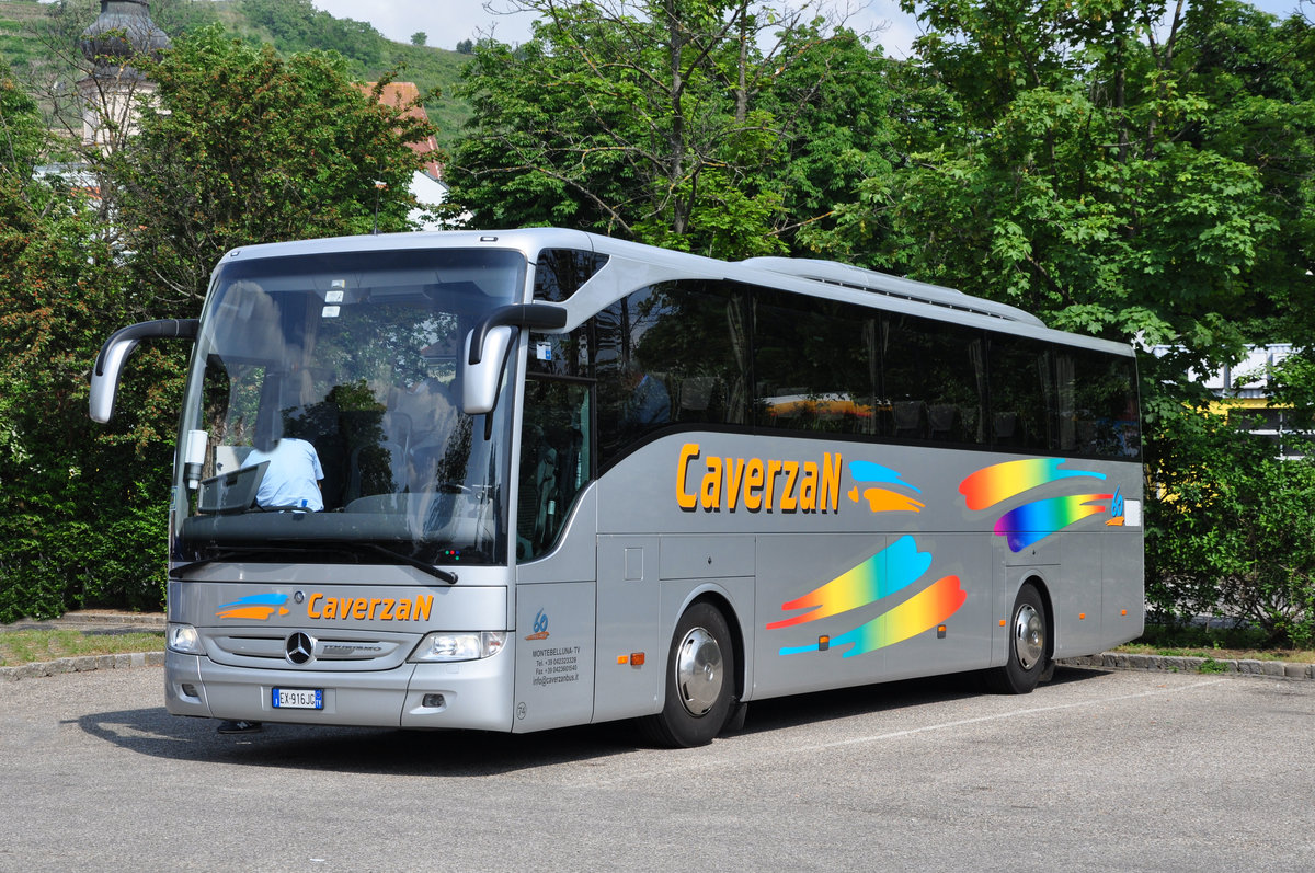Mercedes Tourismo von Caverzan aus Italien in Krems gesehen.