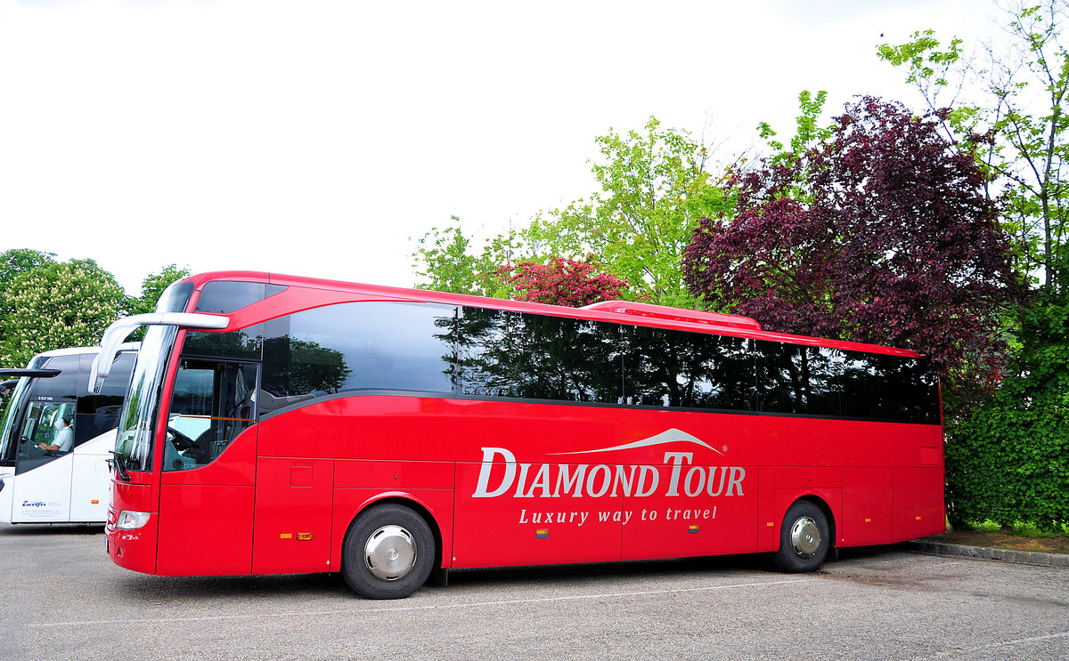 Mercedes Tourismo von Diamond Tour aus der CZ in Krems gesehen.