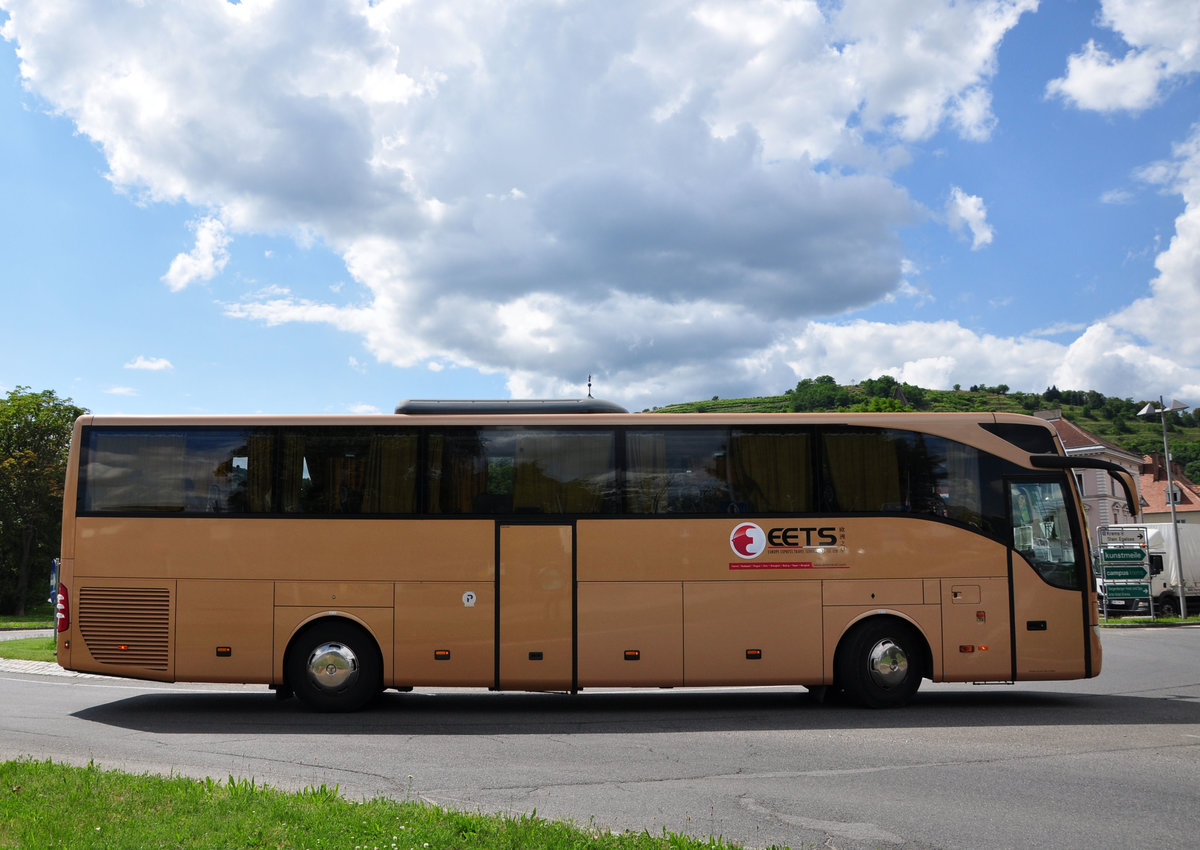 Mercedes Tourismo von EETS Reisen aus Ungarn in Krems gesehen.