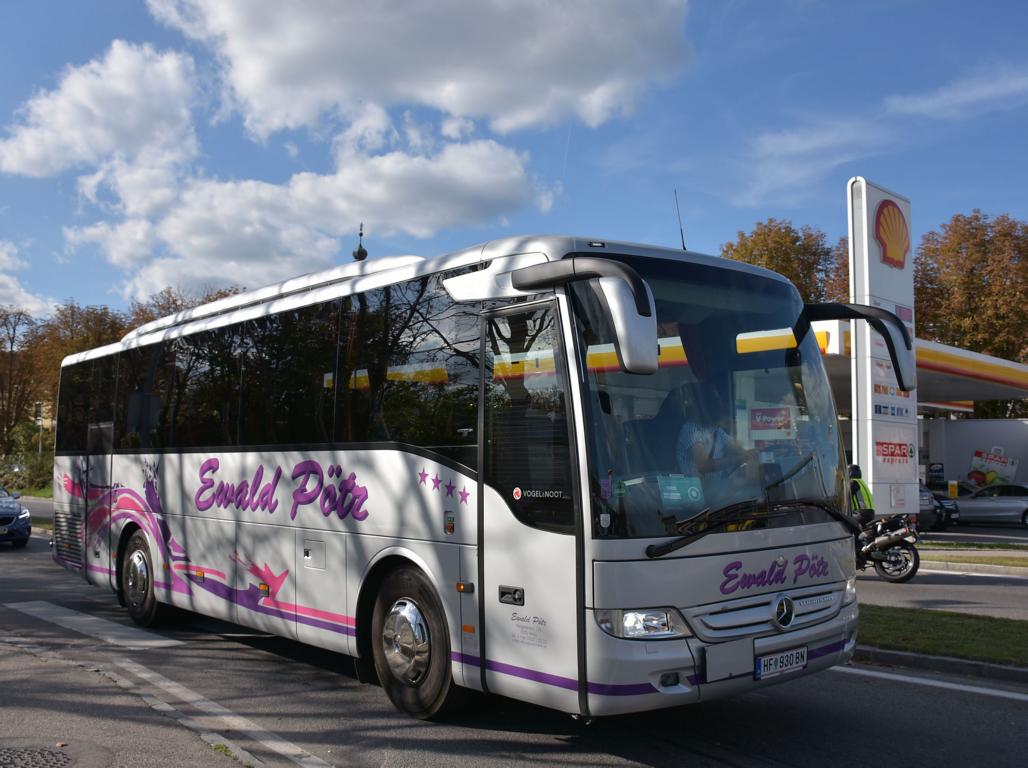 Mercedes Tourismo von Ewald Ptz Reisen aus sterreich 10/2017 in Krems.
