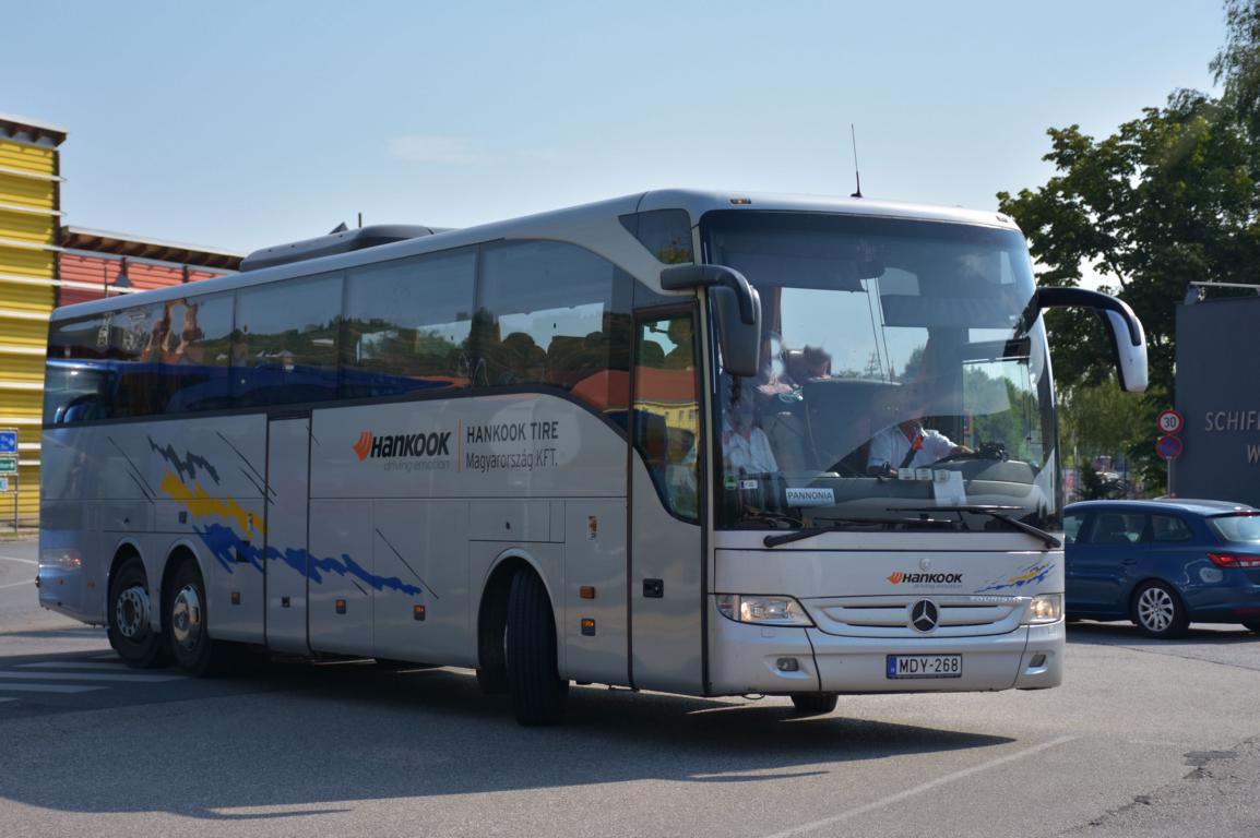 Mercedes Tourismo von Hankoog Reisen aus Ungarn 2017 in Krems. 