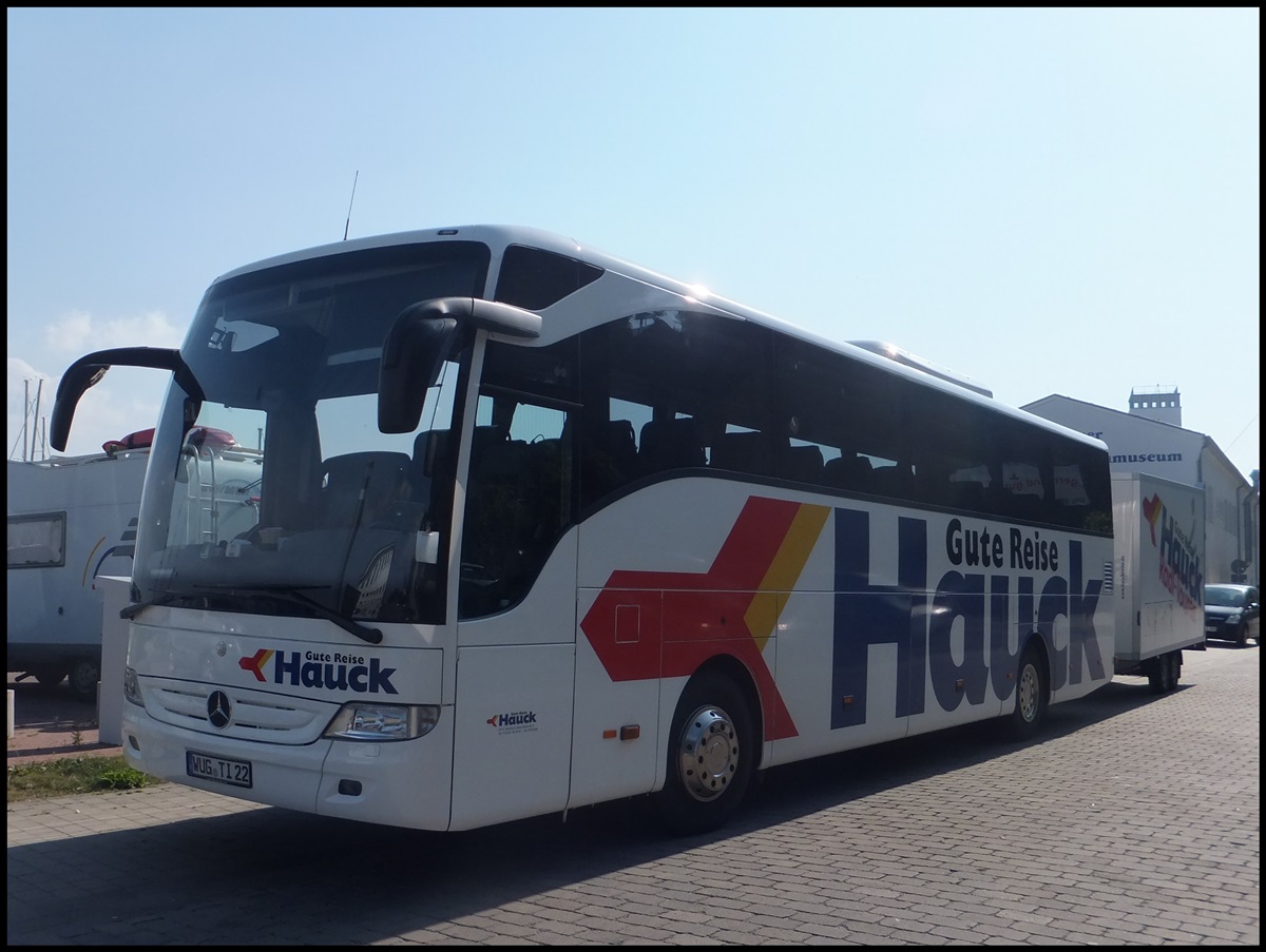Mercedes Tourismo von Hauck aus Deutschland mit Hnger im Stadthafen Sassnitz.
