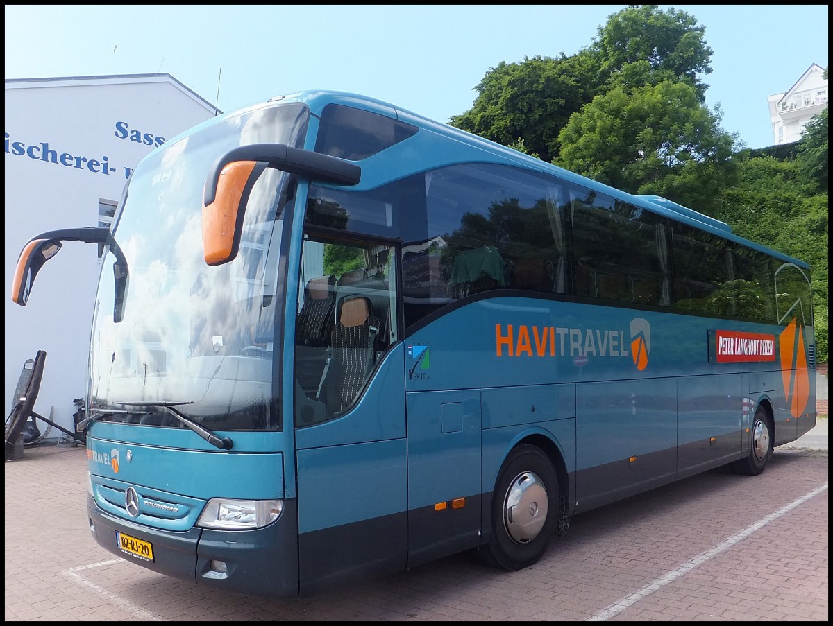 Mercedes Tourismo von HaviTravel aus den Niederlanden im Stadthafen Sassnitz.