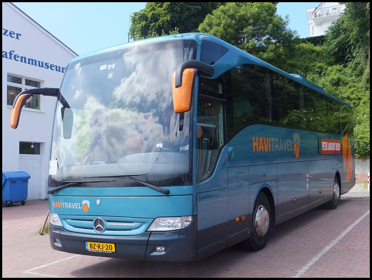 Mercedes Tourismo von HaviTravel aus den Niederlanden im Stadthafen Sassnitz.