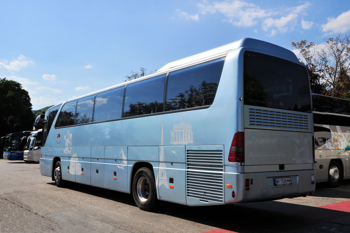 Mercedes Tourismo von Mietwagen und Omnibusbetrieb Wien in Krems unterwegs.