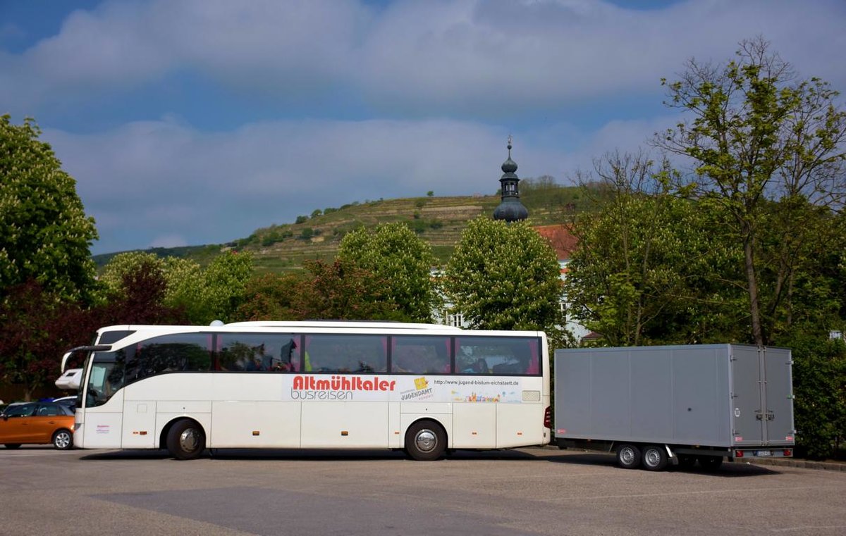 Mercedes Tourismo mit Radanhnger von ALTMUHLTALER Reisen aus der BRD in Krems.