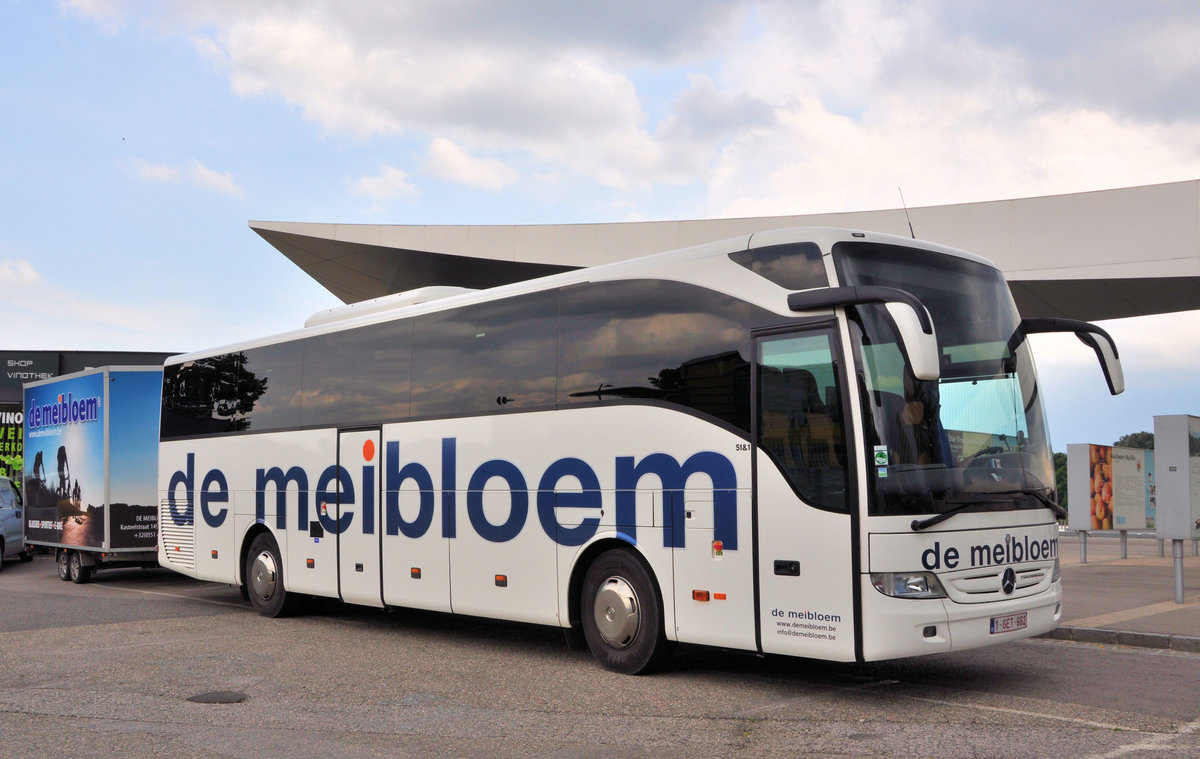 Mercedes Tourismo mit Radanhnger von de Meibloem aus Belgien in Krems gesehen.