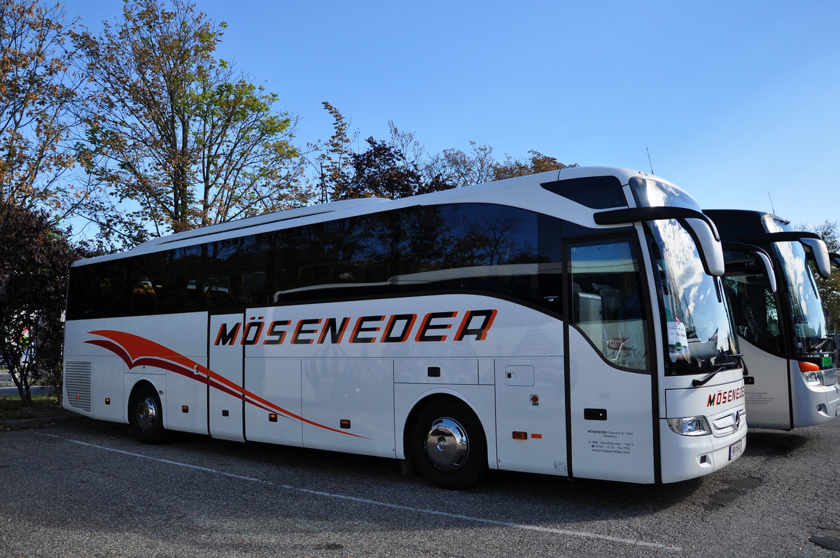 Mercedes Tourismo von Mseneder Reisen aus sterreich in Krems gesehen.
