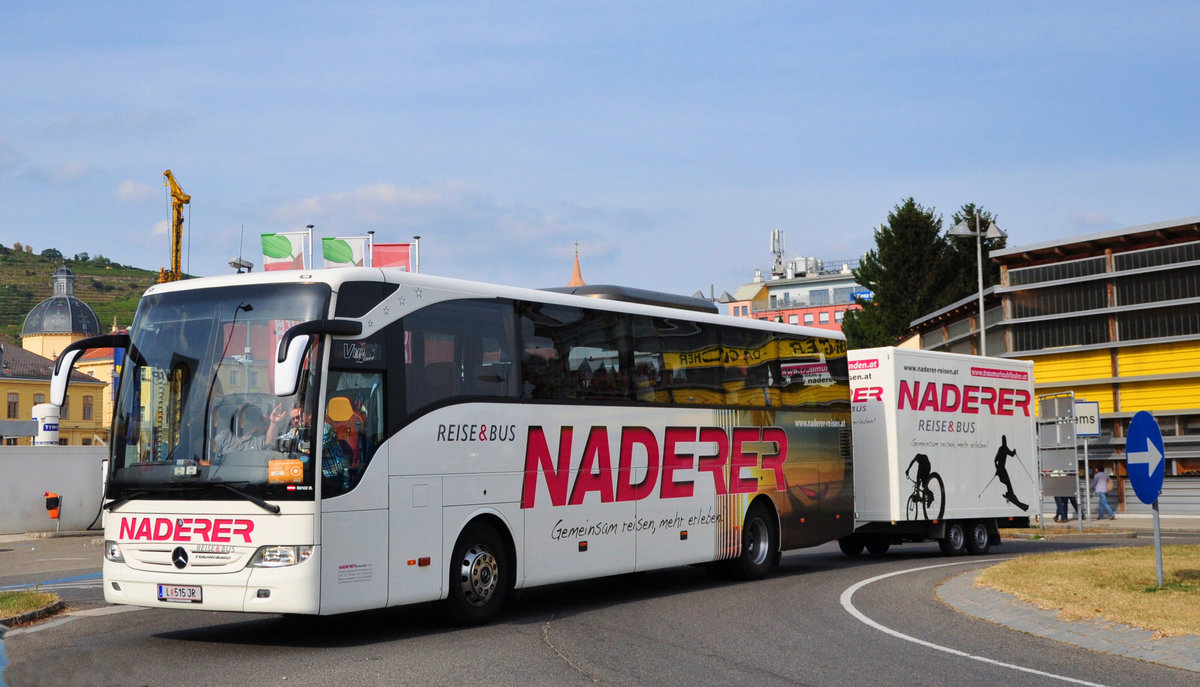 Mercedes Tourismo von Naderer Reisen mit Radanhnger in Krems.