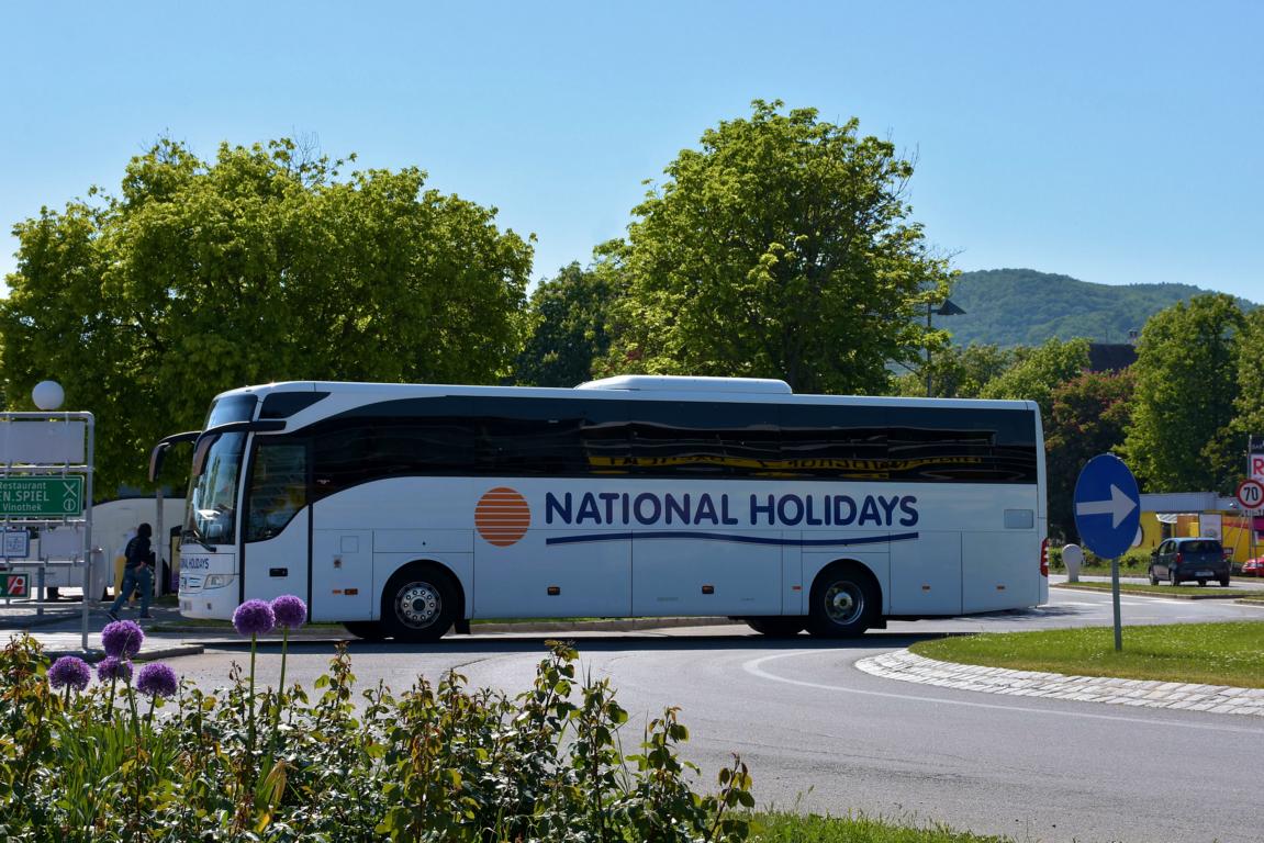 Mercedes Tourismo von  National Holidays  in Krems.