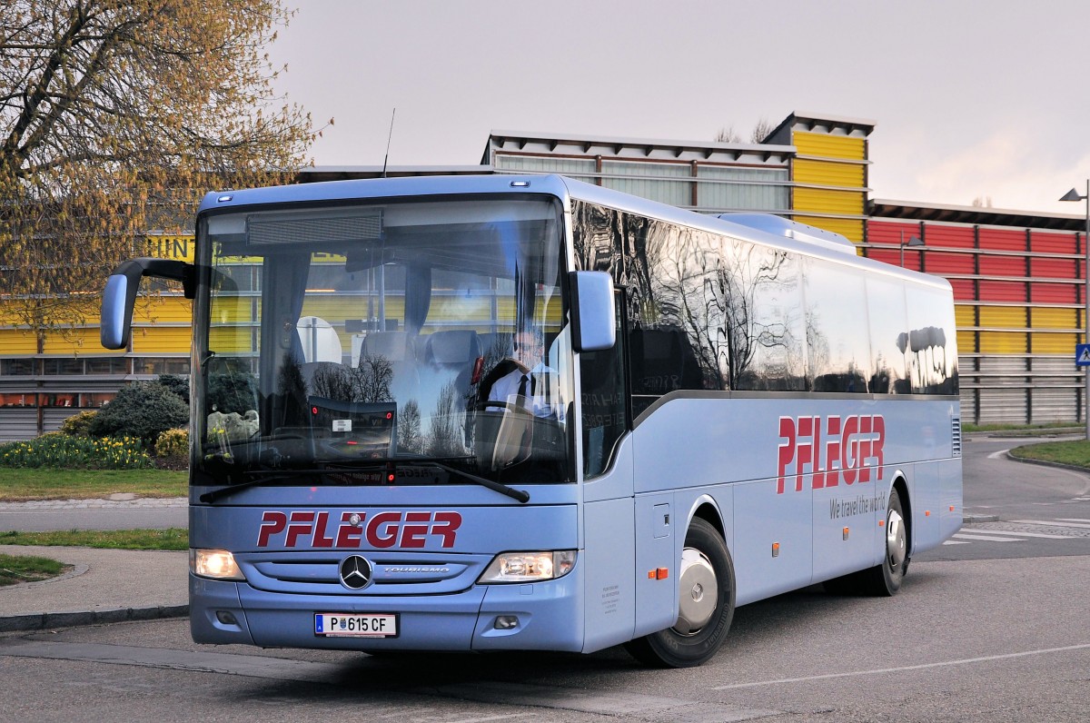 Mercedes Tourismo von Pfleger Reisen aus sterreich am 6.4.2015 in Krems.