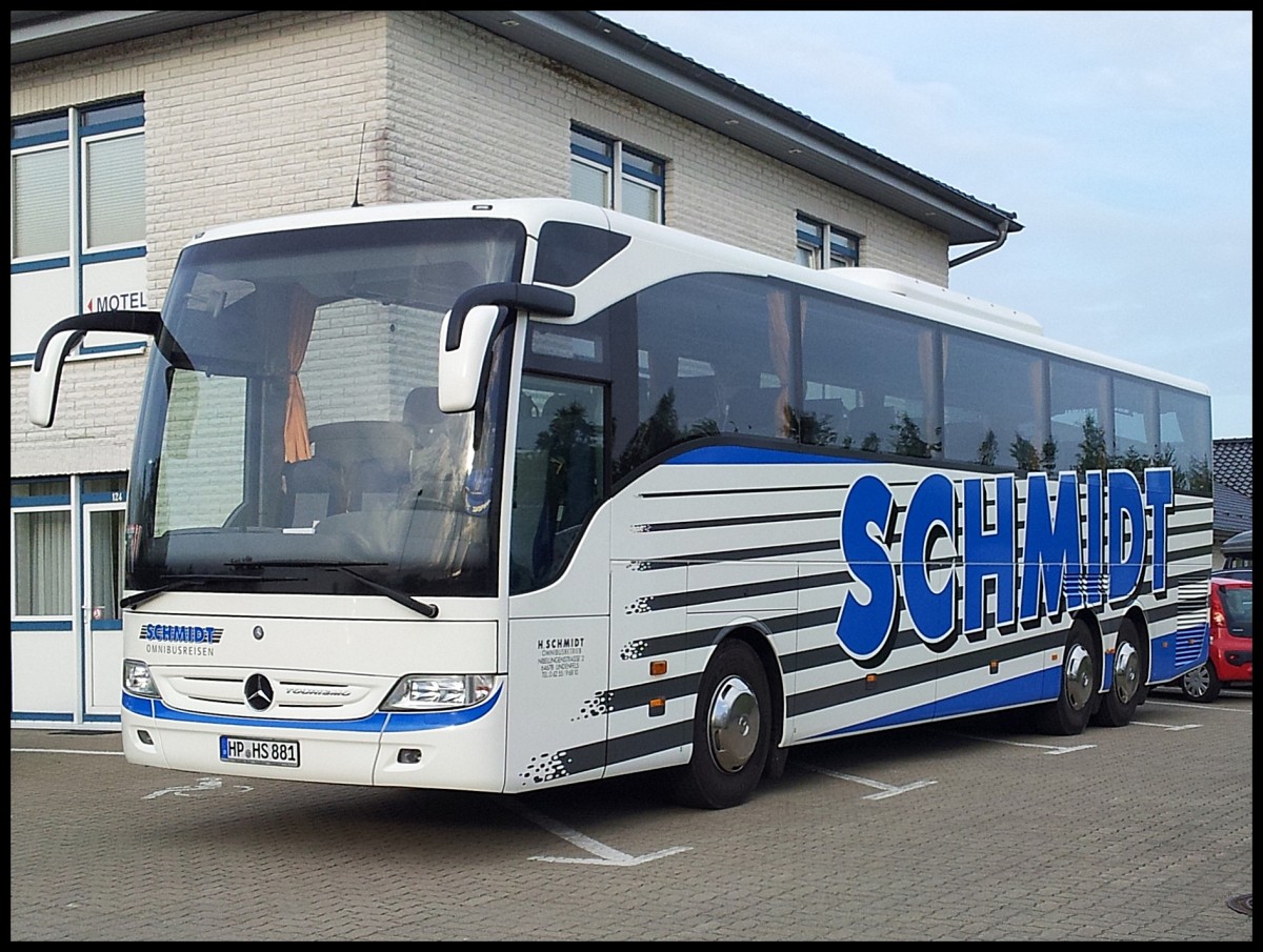 Mercedes Tourismo von Schmidt aus Deutschland im Gewerbegebiet Sassnitz.