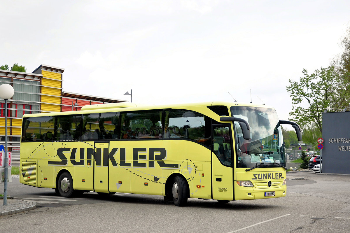 Mercedes Tourismo von Sunkler Reisen aus sterreich in Krems gesehen.